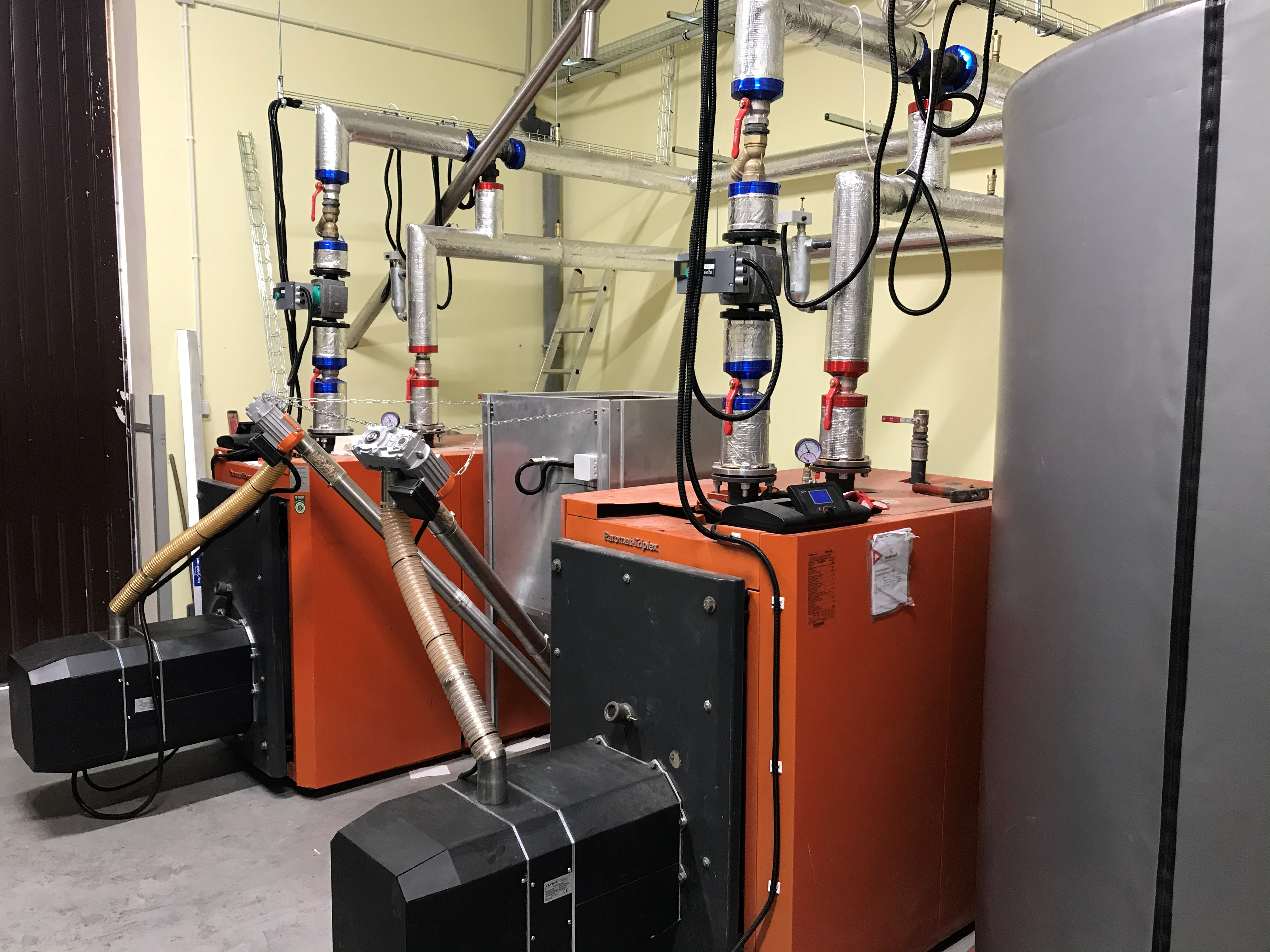 Robot przemysłowy i automatyzacja stanowiska pracy w realizacjach Caspel Automatyka